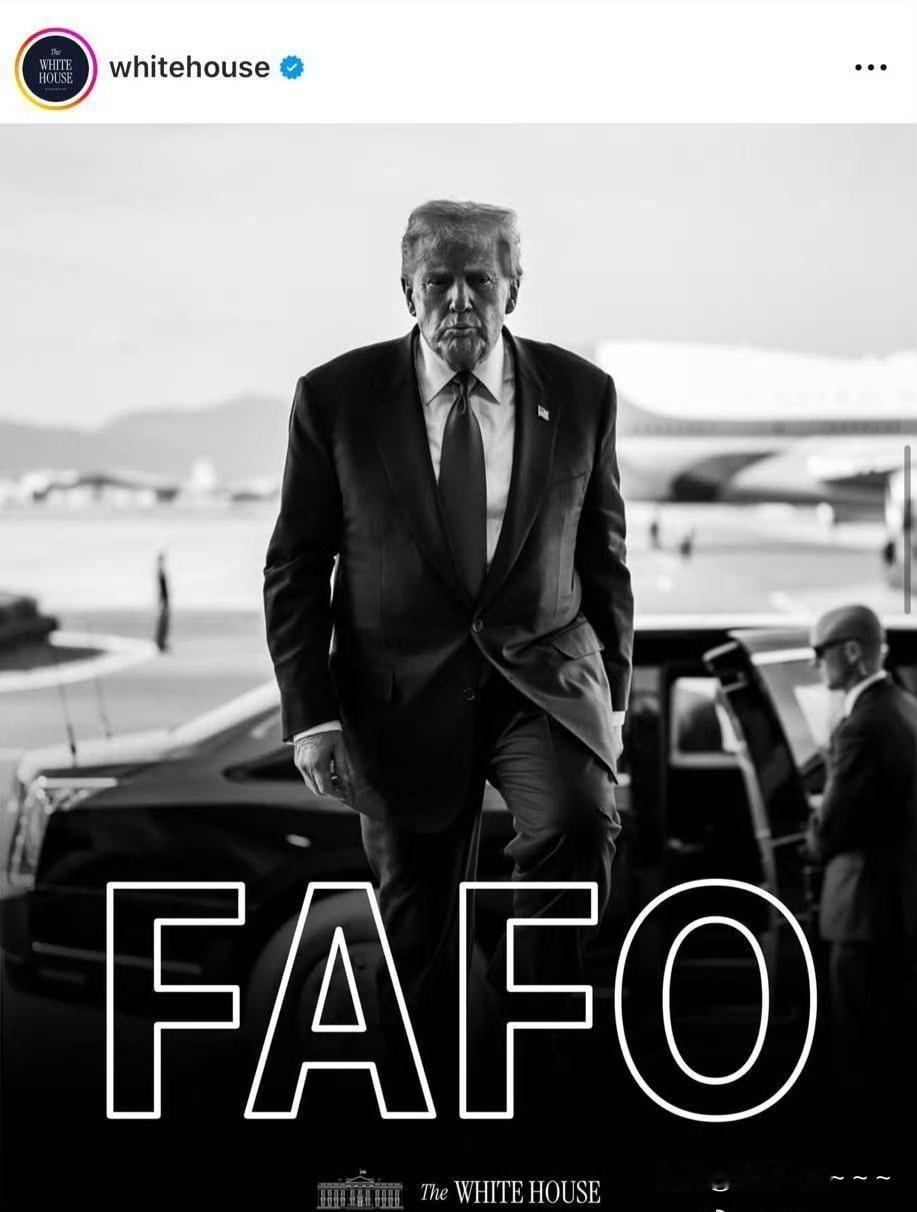 我去！[捂脸]
特朗普的照片都变黑白照了？！
白宫这是啥子意思嘛？难道要降半旗了