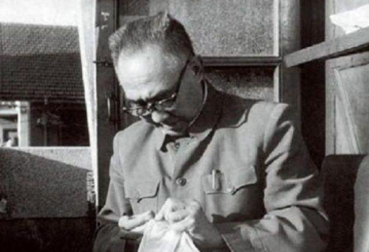 谭政弥留之际，李聚奎前往301医院探视，两位老友紧握双手，情谊让人动容

193