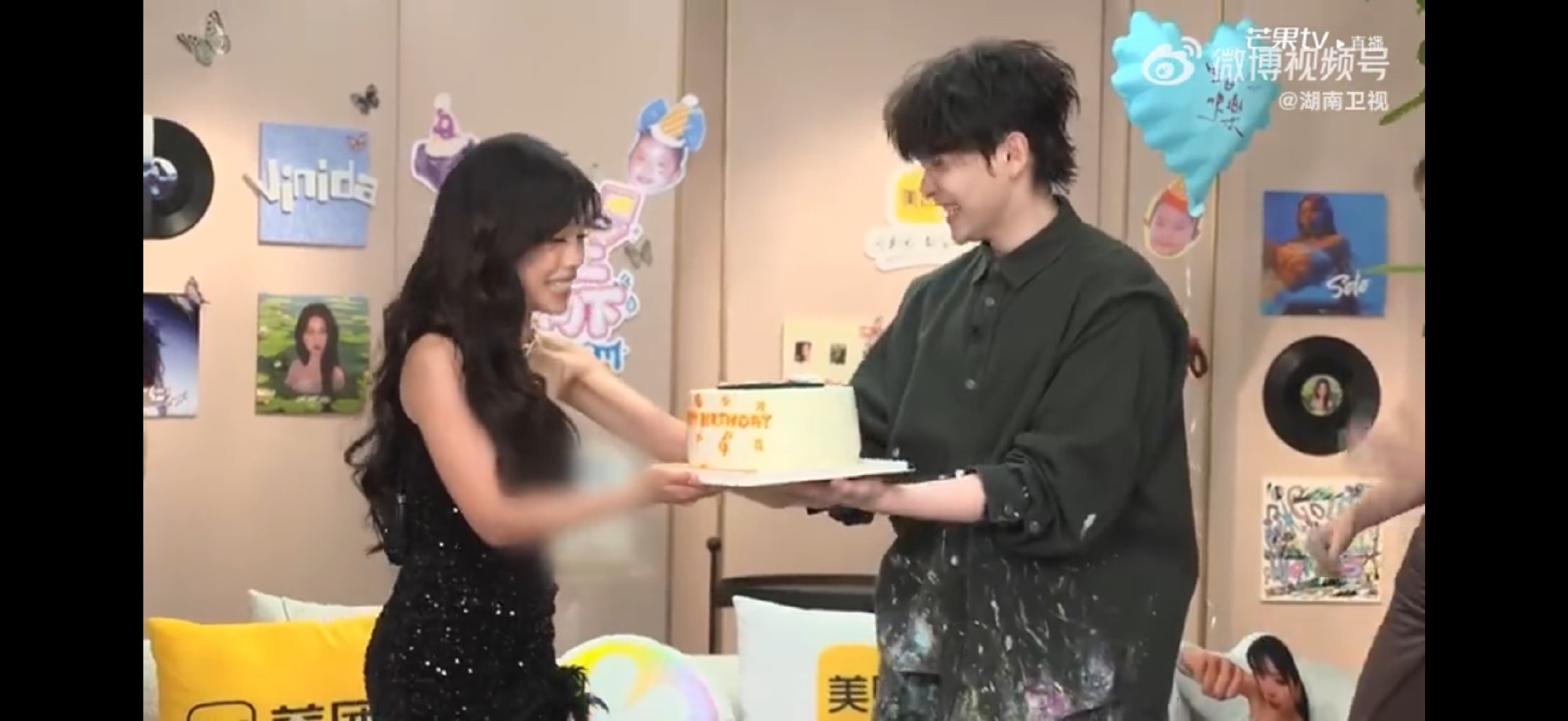 歌手直播尤长靖现场为万妮达庆生歌手2026歌手后台突如其来的生日惊喜，尤长靖有心