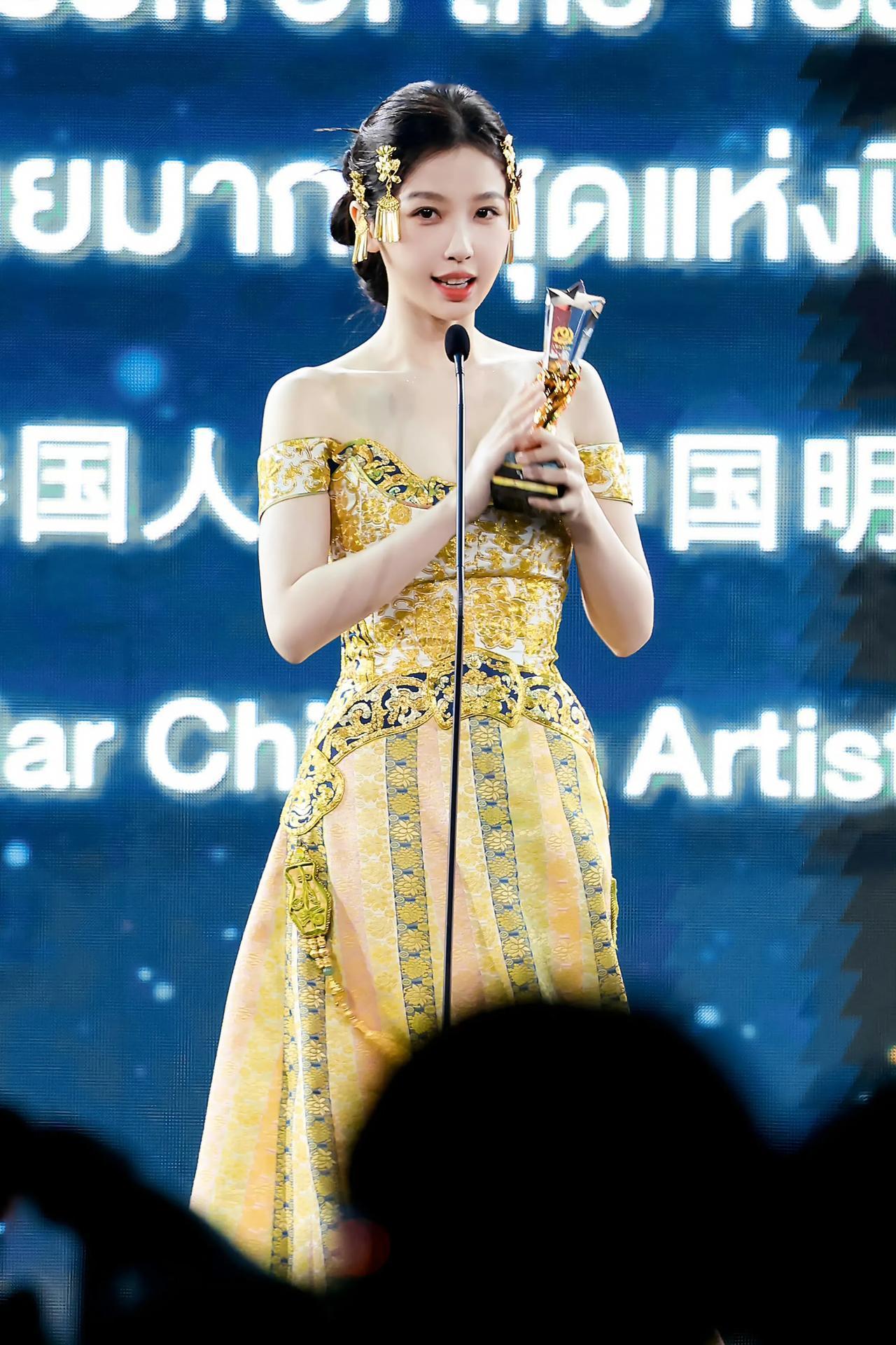 虞书欣泰国红毯压轴！
虞书欣作为压轴嘉宾出席2025年泰国头条新闻年度颁奖礼，身