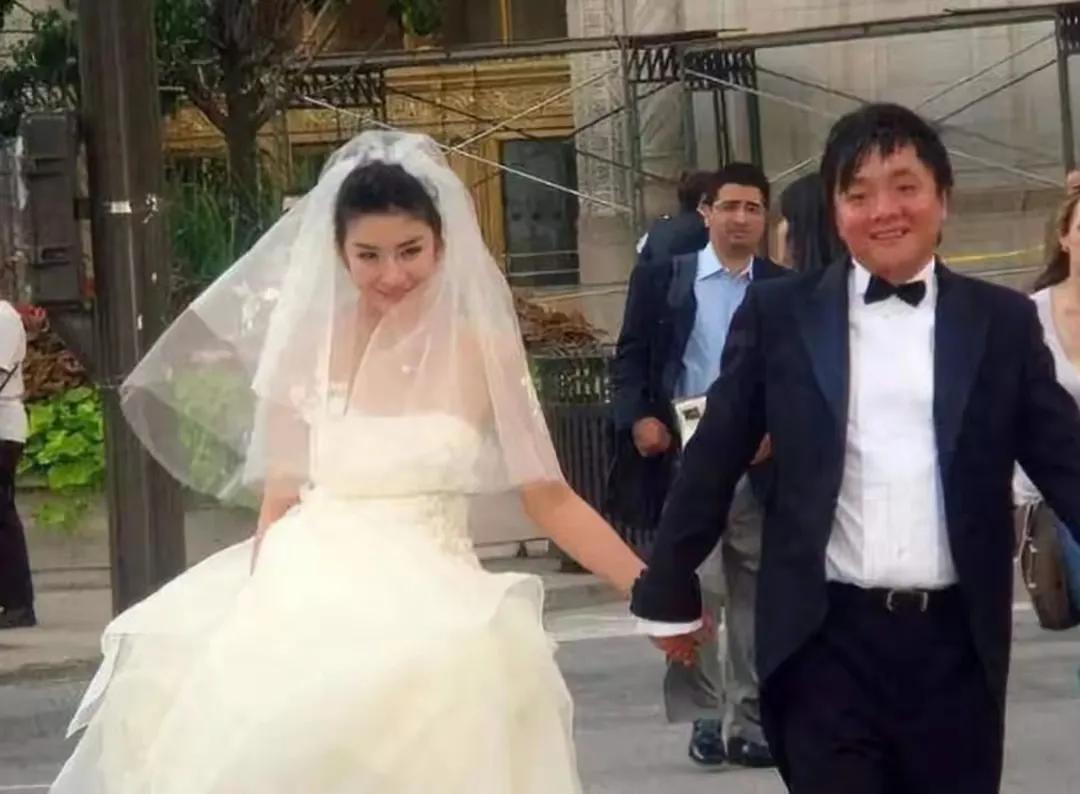 冷知识：黄奕是有2段婚姻的，除了最近热议的前夫黄毅清除外，她还有第一任前夫是富商