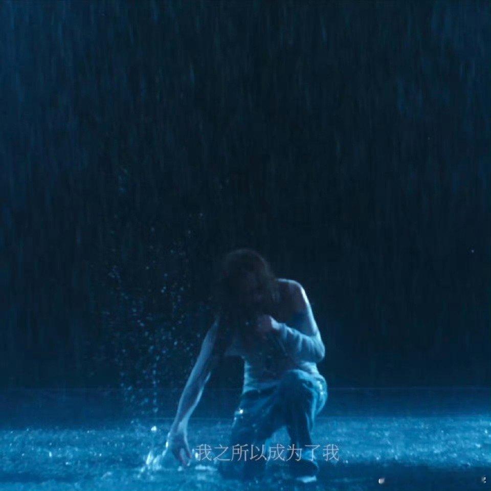 孟佳淋雨下跪镜头 被孟佳这段表演狠狠戳中！雨中跪地的瞬间，情绪张力拉满，无声的悲