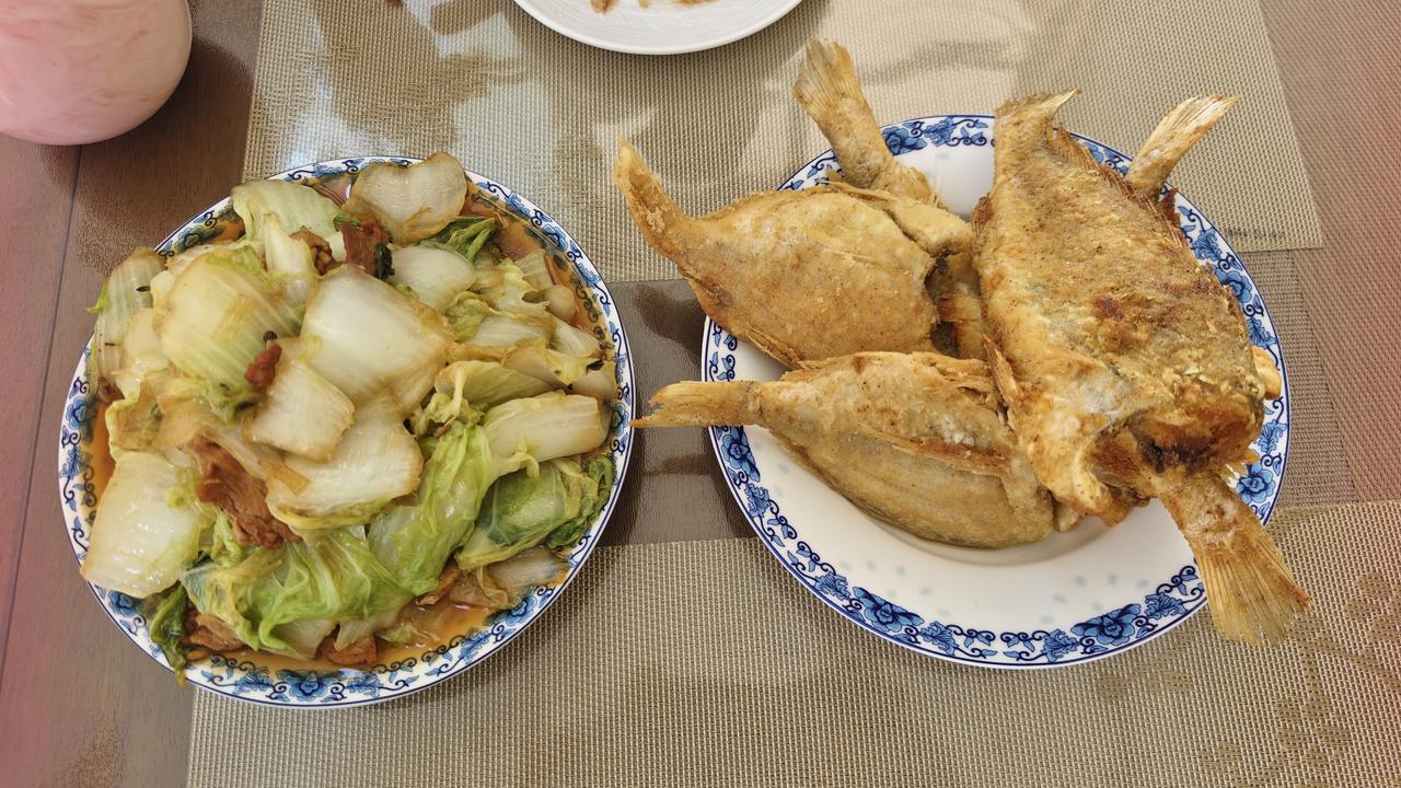 小胖的为了不去游泳，真是绞尽脑汁。今天早上特意装作起不来了，说她昨晚没睡好，一整