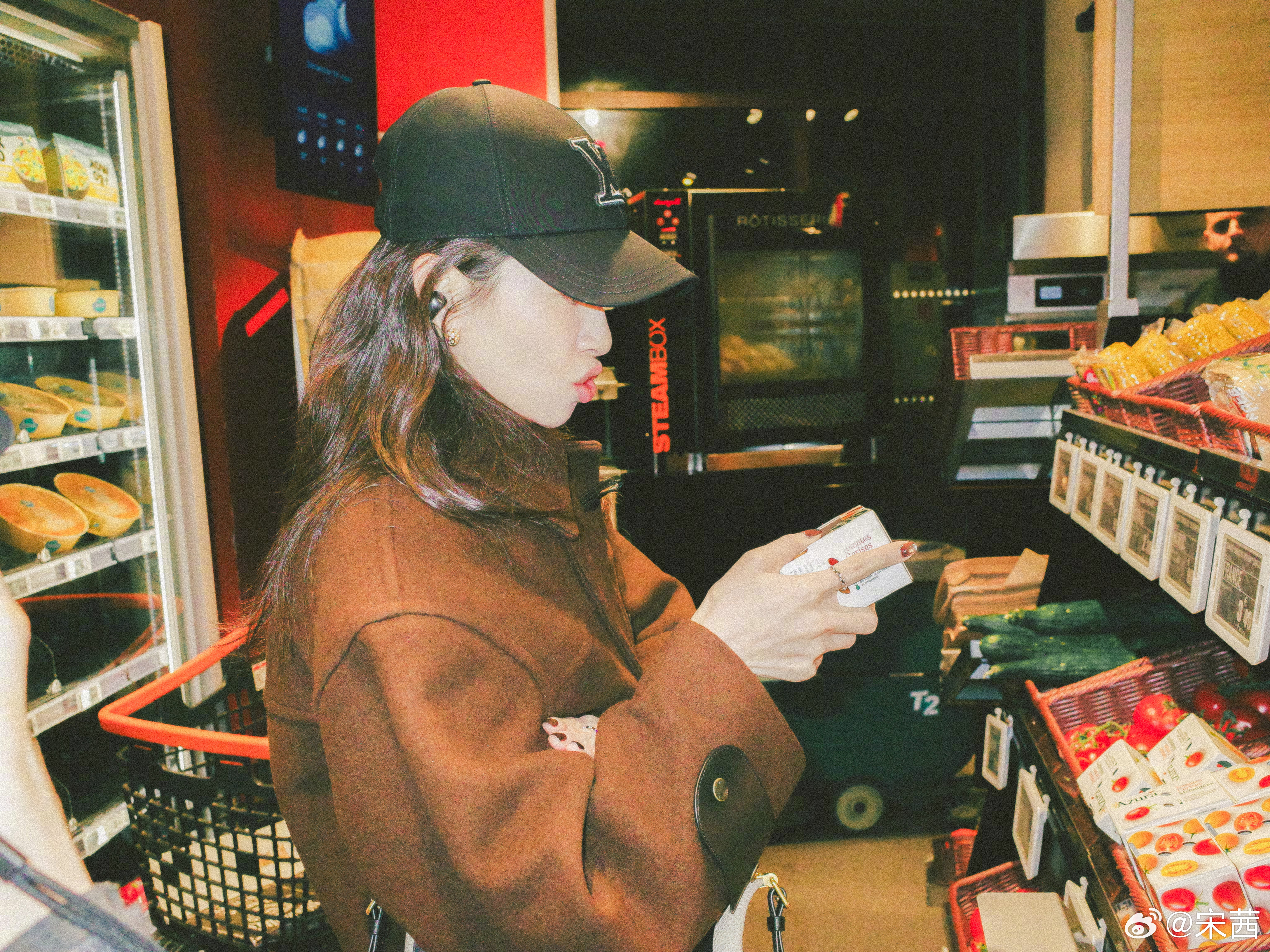 宋茜说金发后面还有惊喜宋茜  在复制粘贴的时代，你是手写的诗