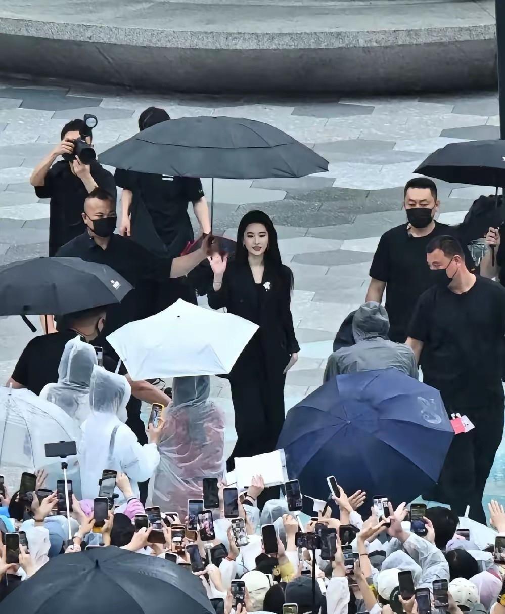 多读书真的有用，不信你看刘亦菲。 
 
8月18日，成都大雨倾盆。当天，天安门、