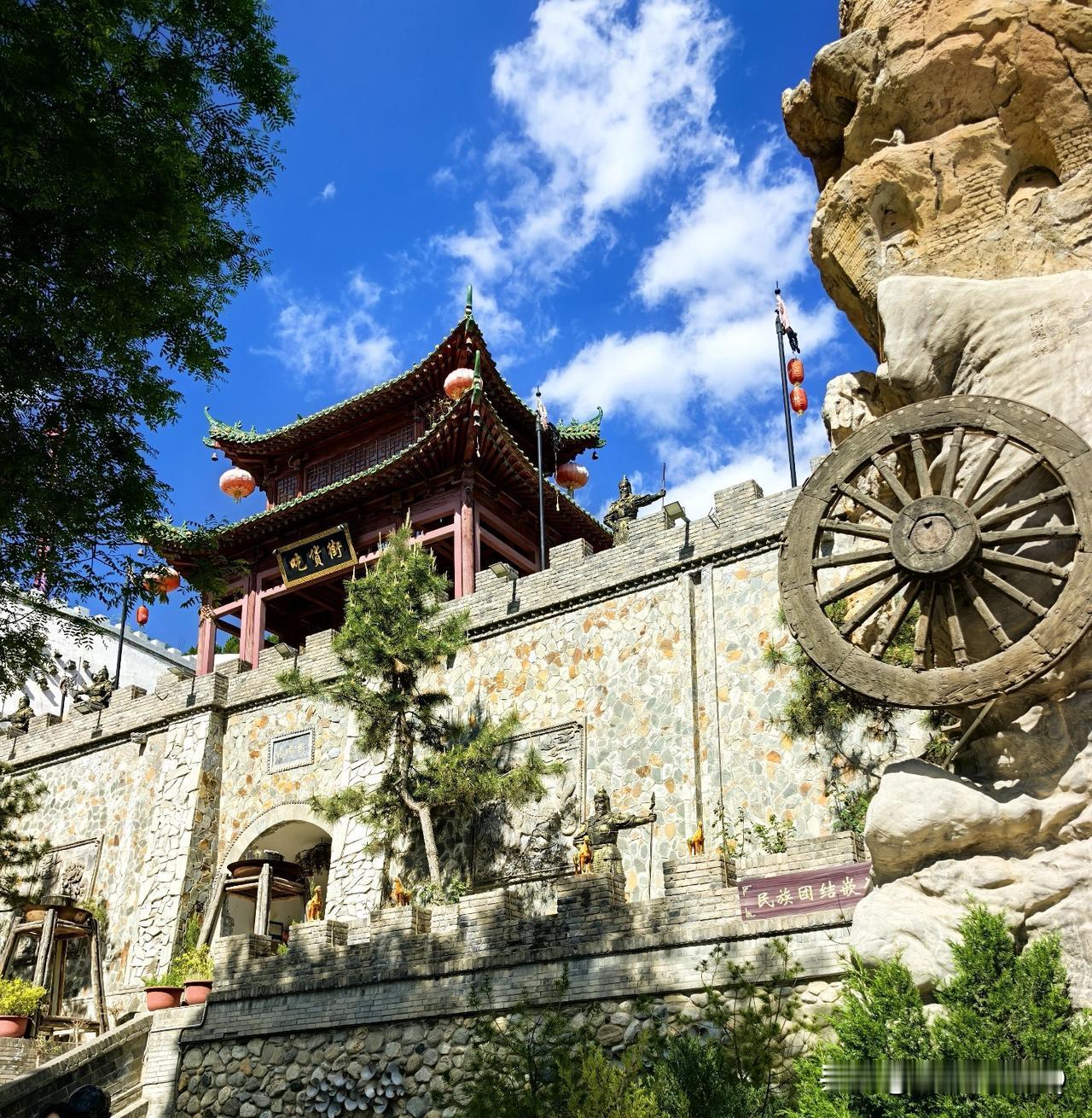 随手一拍的蓝天白云蓝天下古建巍峨，红灯高挂，石墙斑驳，木轮悠悠，满是古朴韵味。