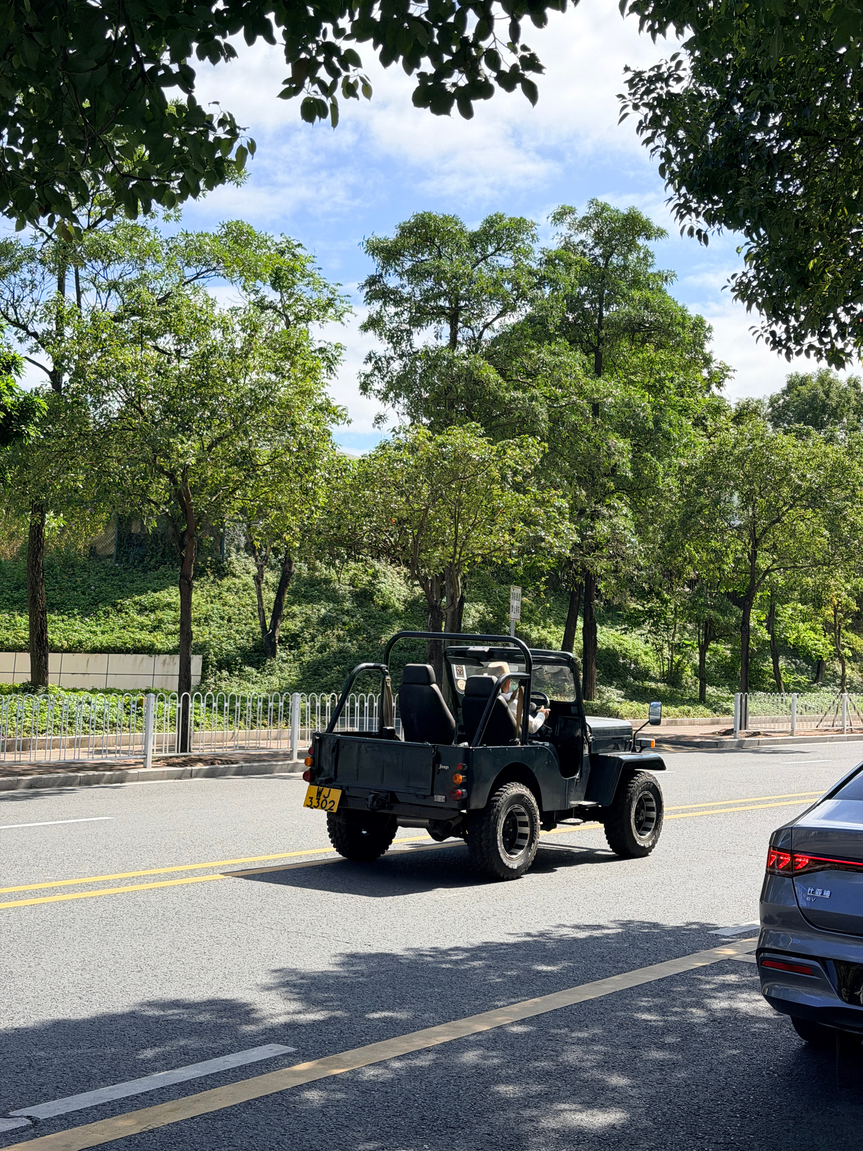 这辆敞篷吉普好拉风啊你们看实况~开的太快没拍到车头我真尽力了[笑cry][笑cr