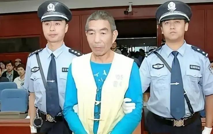2012年，云南晋宁镇，一个菜市场角落里，有个卖鸵鸟肉的老头。他卖的肉便宜，颜色