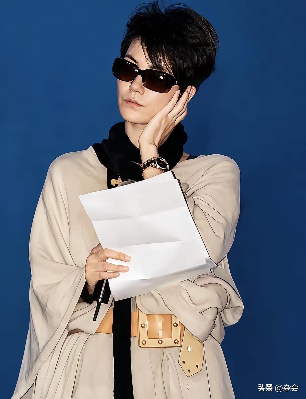 真服了王菲！
随便一件像“僧袍”一样的宽松长裙，硬是被她穿出了清冷高级感。
20