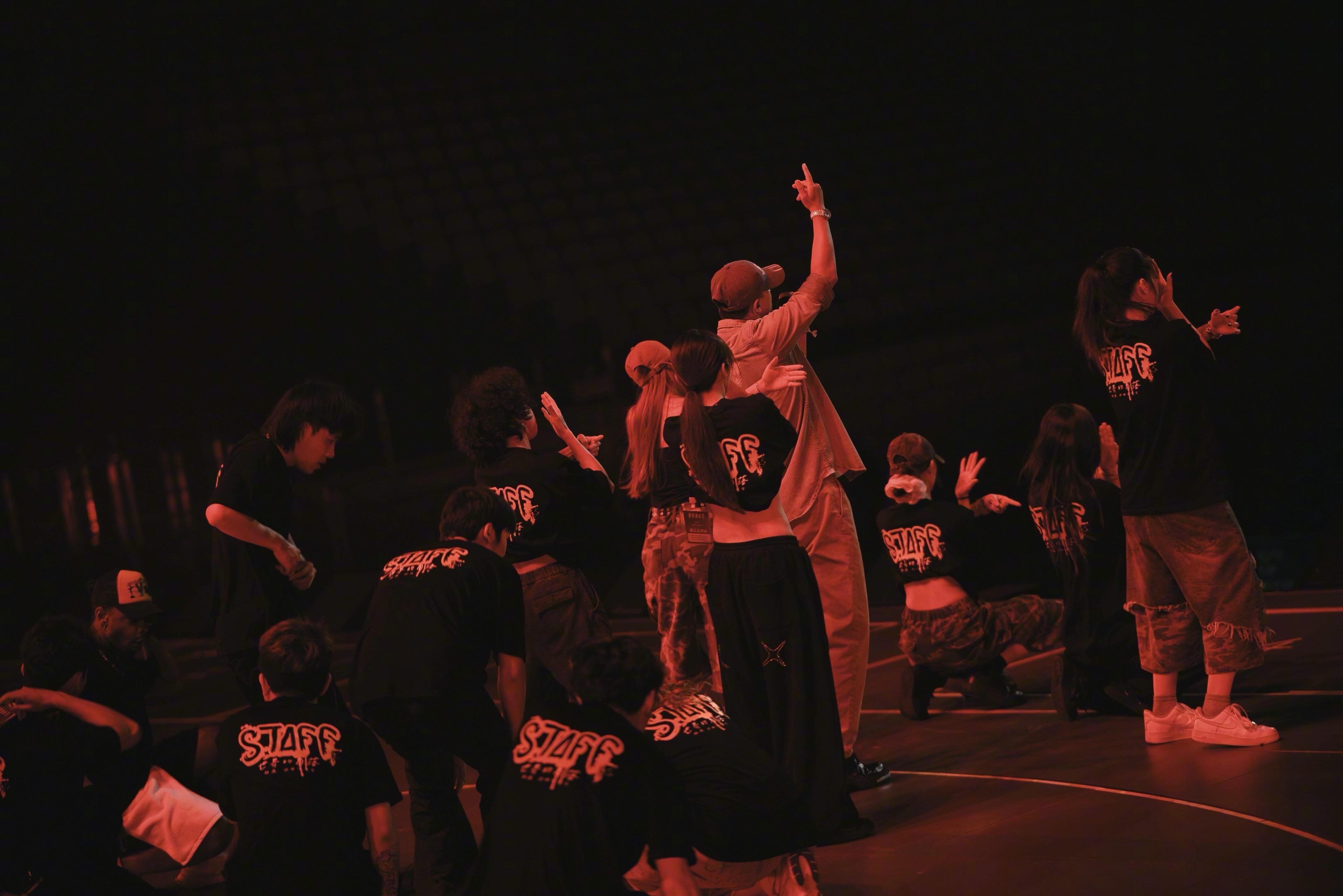 韩庚世界的角落广州站巡演 于方寸排练厅里，韩庚正在酝酿一场盛大相逢。松弛的神态下