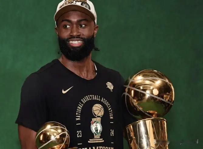 凯尔特人球员杰伦-布朗在今日直播中坦言他曾考虑过离开凯尔特人，但特雷西-麦克格雷