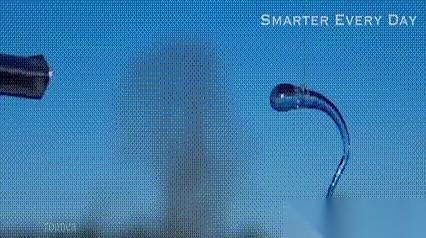 步枪子弹正面刚，毫发无伤。
8吨的液压机玩命压，它连眼皮都不眨一下。
就这么个硬