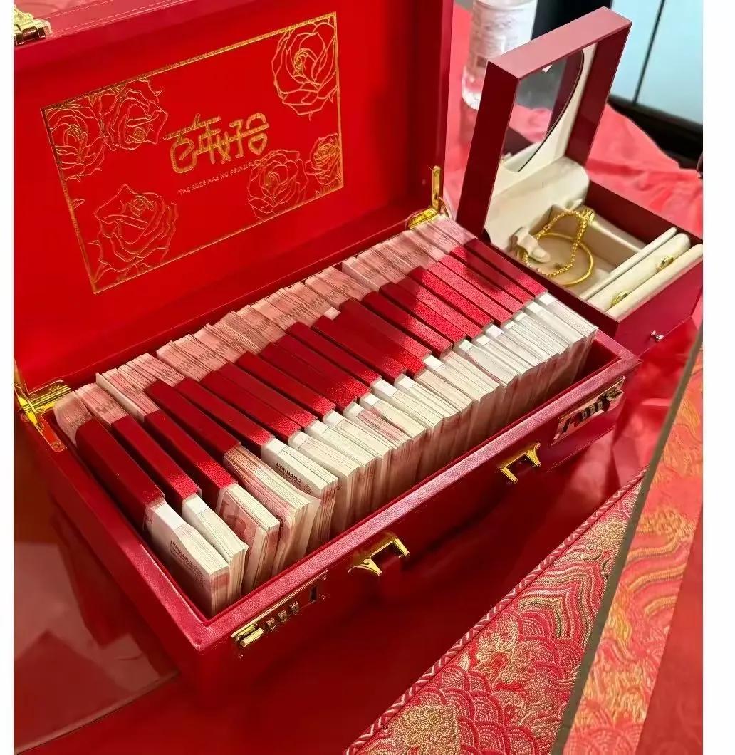 同事跟我说了一件事，把我都难住了。
他儿子刚刚办完婚礼，本该是全家大喜的日子，可
