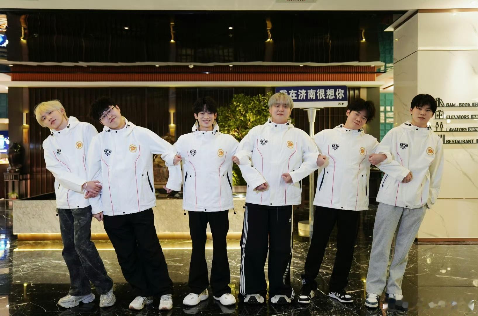 毫无违和感的互换队服，wbg今天比赛也要加油啊[送花花]WB和WBG互换队服挑战