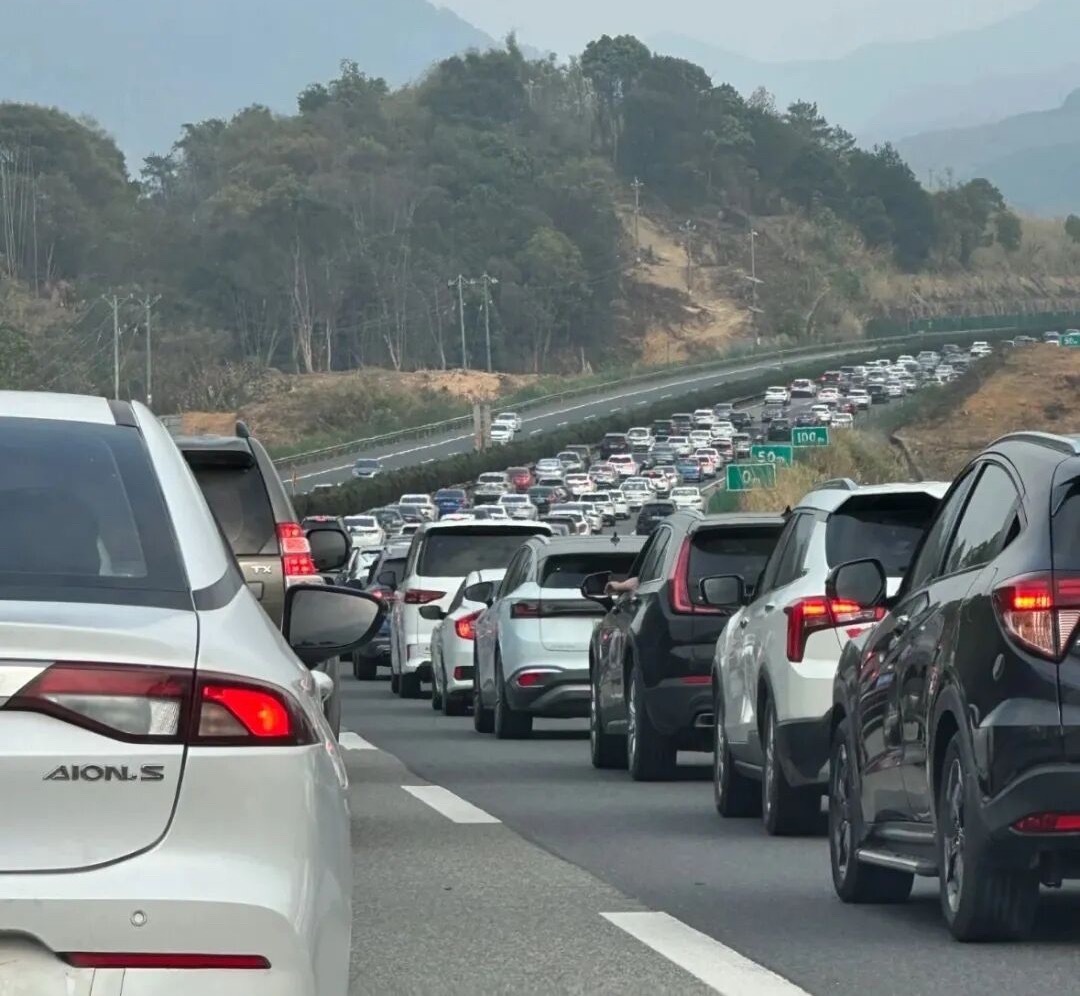 真正的破局，不只靠车主“算时间”，更靠：带薪错峰休假、弹性放假、高速扩容、充电桩