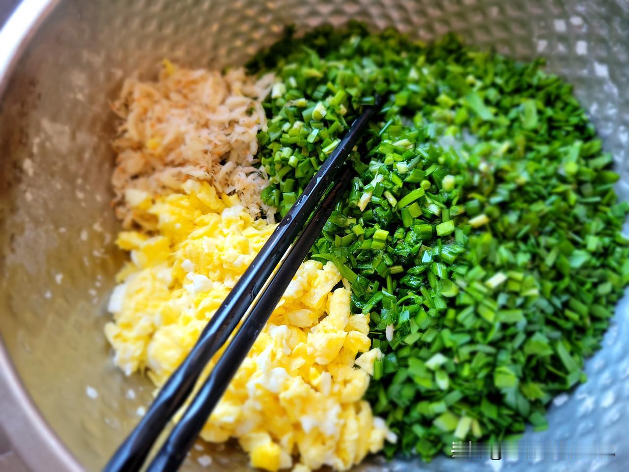 韭菜是老公从老家的一个集市上买的，洗完了一点都不出水。家里也有剁好的肉馅，但我喜