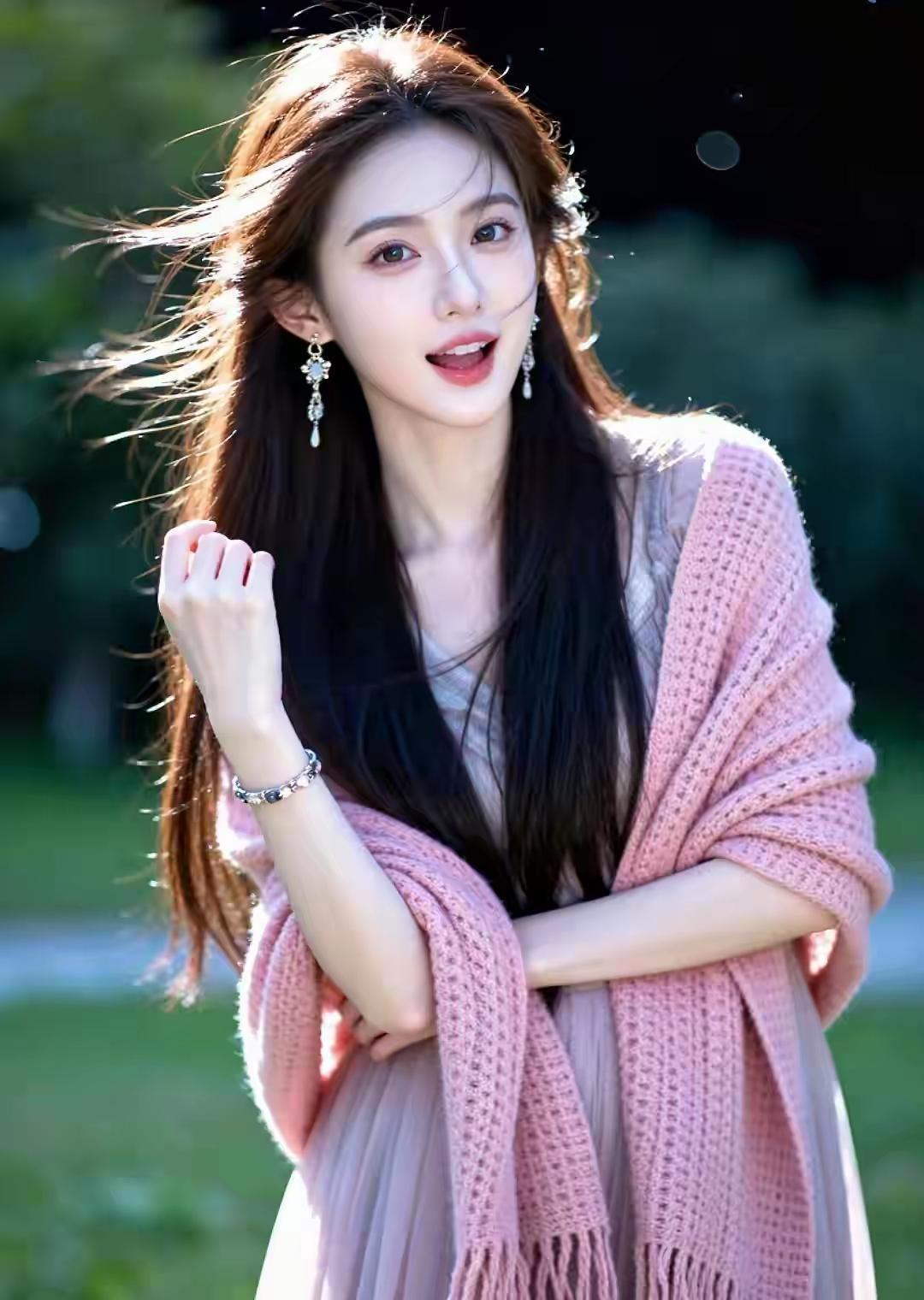 仙女小姐姐，笑容甜美，仿佛春风拂面，粉色的围巾更添温柔气息，俊美俏皮的她，让人心