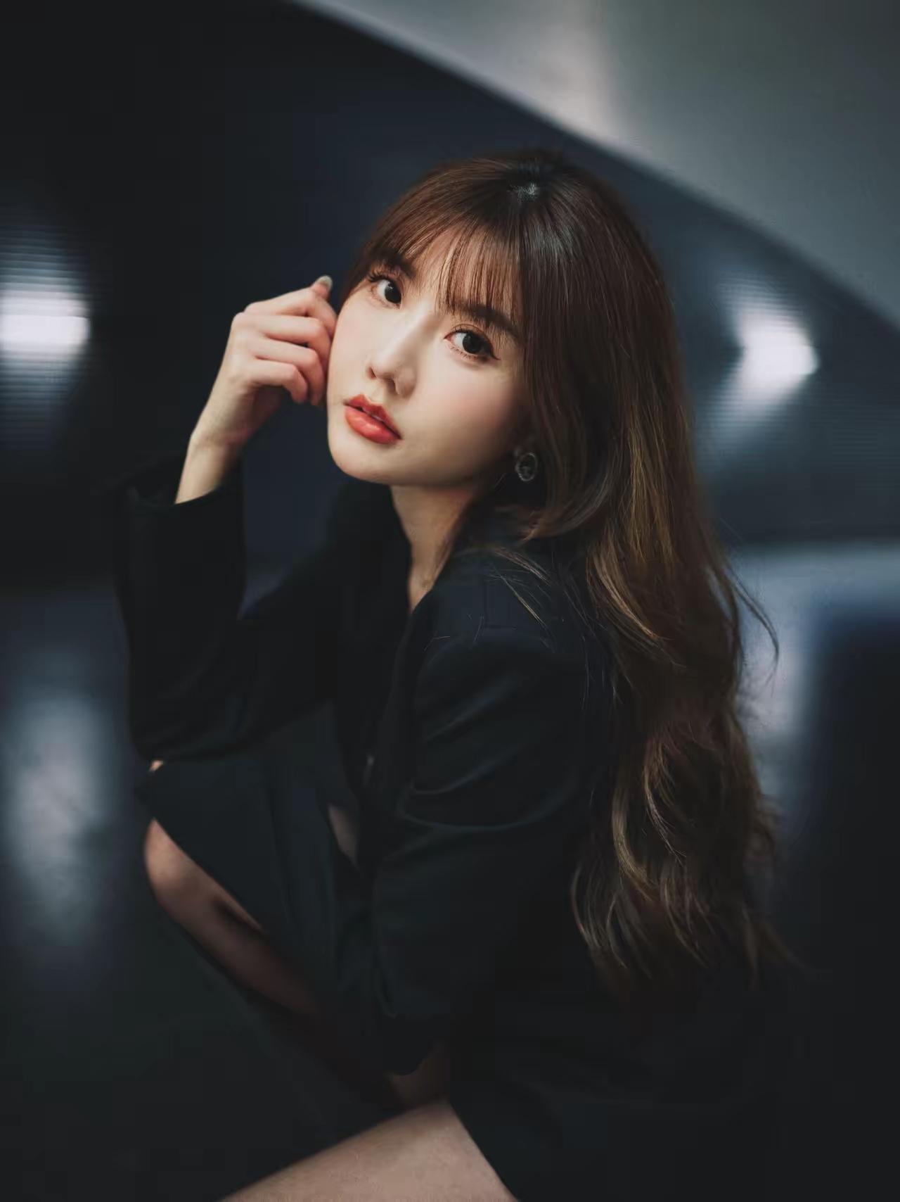 美女很美，照片也很有故事感，
就是不知道她叫什么名字……