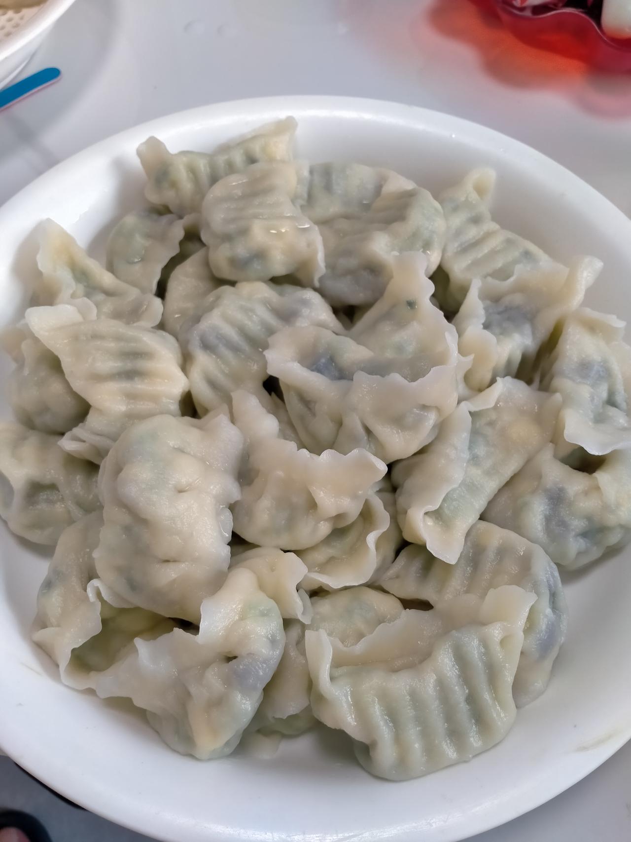 [大笑]我是山东人，年轻人吃30个饺子没问题，可能吃不饱，年龄偏大一点的20个没