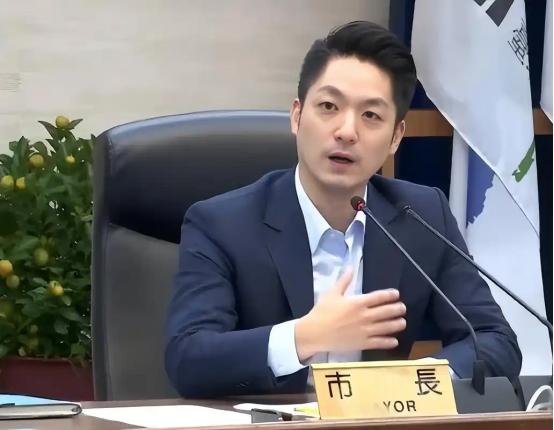 台北市市长、蒋介石的曾孙蒋万安直接把话说死了！
他曾当着媒体的面斩钉截铁地说，自