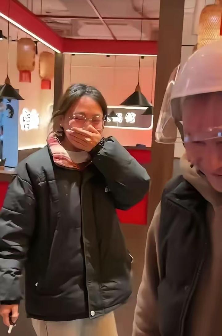 四川，小姑娘下班发现电动车电瓶被偷，又委屈又无奈，还只能自我安慰，看着就让人心疼