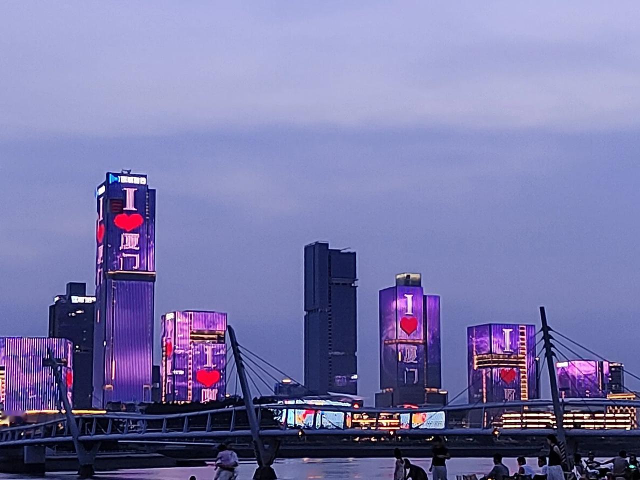 工作中永远不要在公众场合说否定自己的话，那是在给别人递刀子。
工作中即使自己的原
