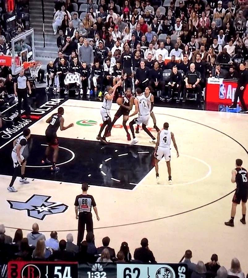 你敢信？火箭砸半支队伍换的杜兰特，昨天被马刺三人包夹到连失误四次。
马刺这招用