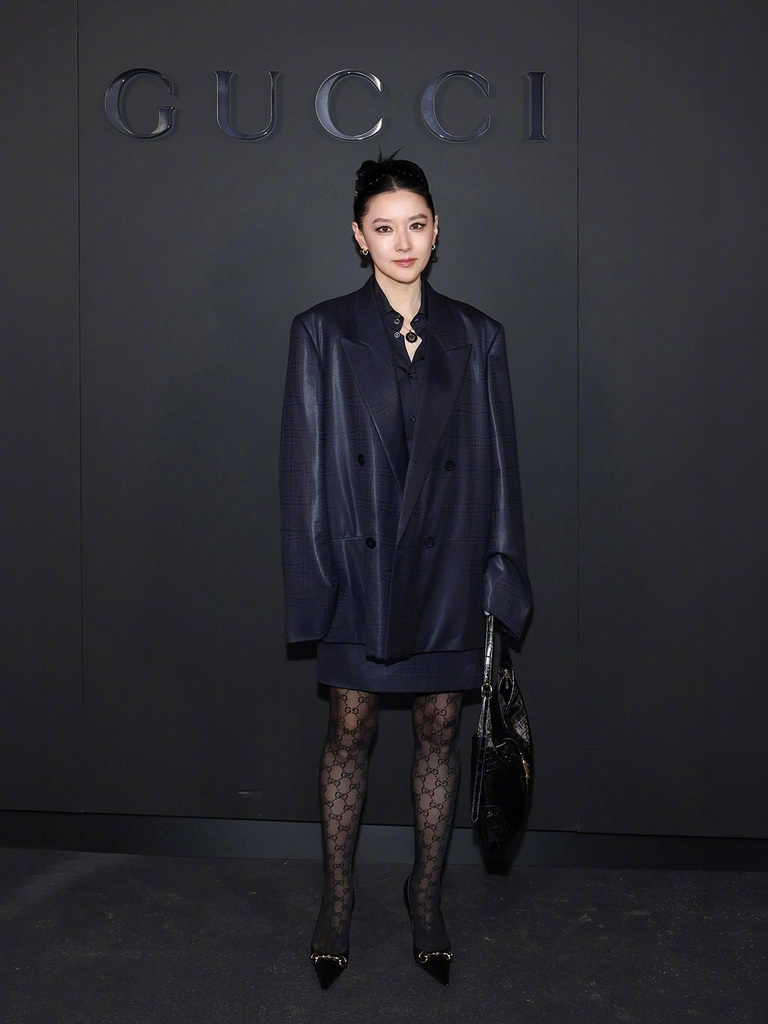 出席Gucci 2027 早春度假系列发布秀的李英爱，又清瘦了不少，这种高盘发加