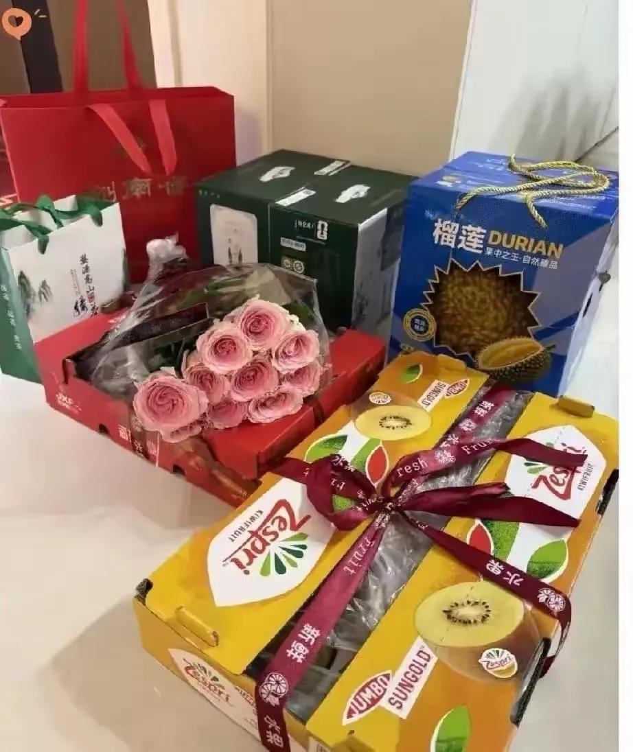 中秋走亲戚送礼，本来是一份心意，可这件家庭琐事，在网上吵翻了。
一位女子吐槽自家