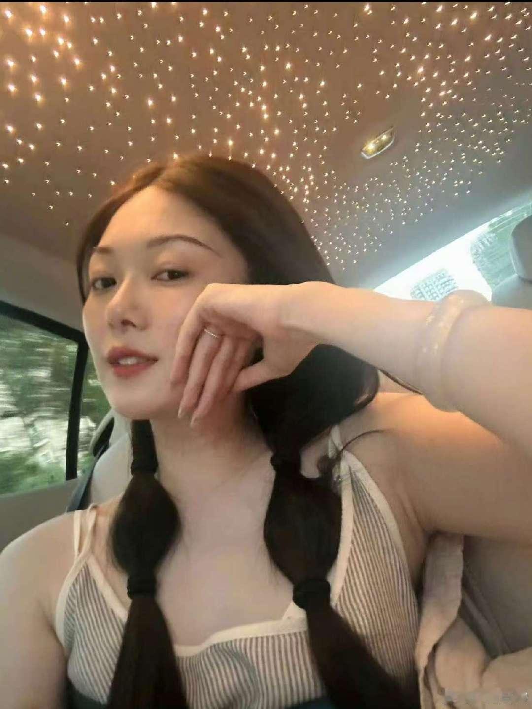 晚晚老公买的晚晚说镯子不止六位数 晚晚说镯子是老公买的，价格不止六位数。晚晚晒镯