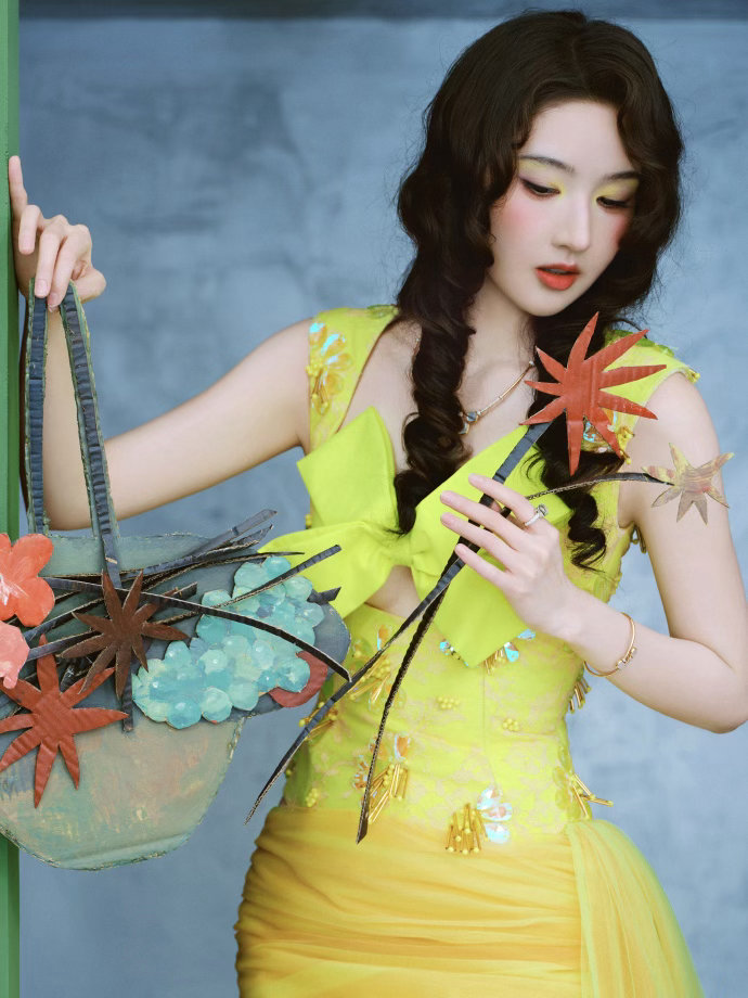 王玉雯抗住了柠檬黄眼影谁敢信这是王玉雯刷到造型第一眼都没认出来，柠檬黄眼妆大胆又