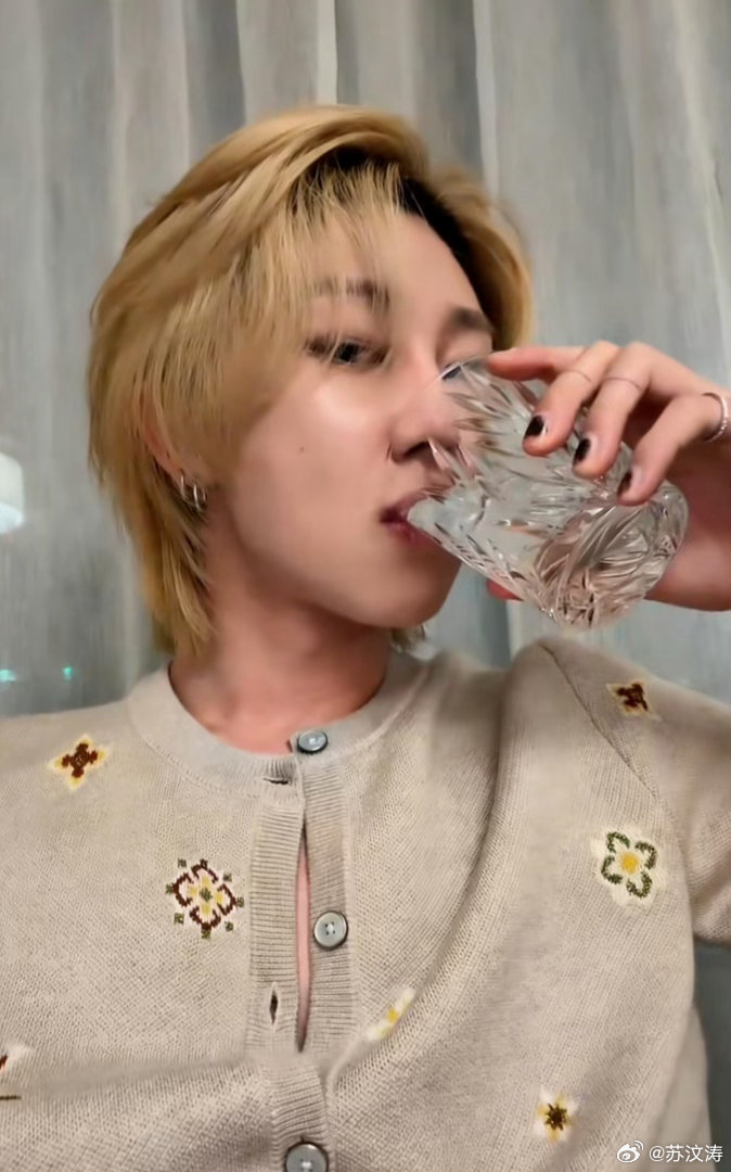 谁来管管徐明浩的幽默感谁来管管徐明浩的幽默感！贵气外表下藏着搞笑灵魂，温柔分享艺