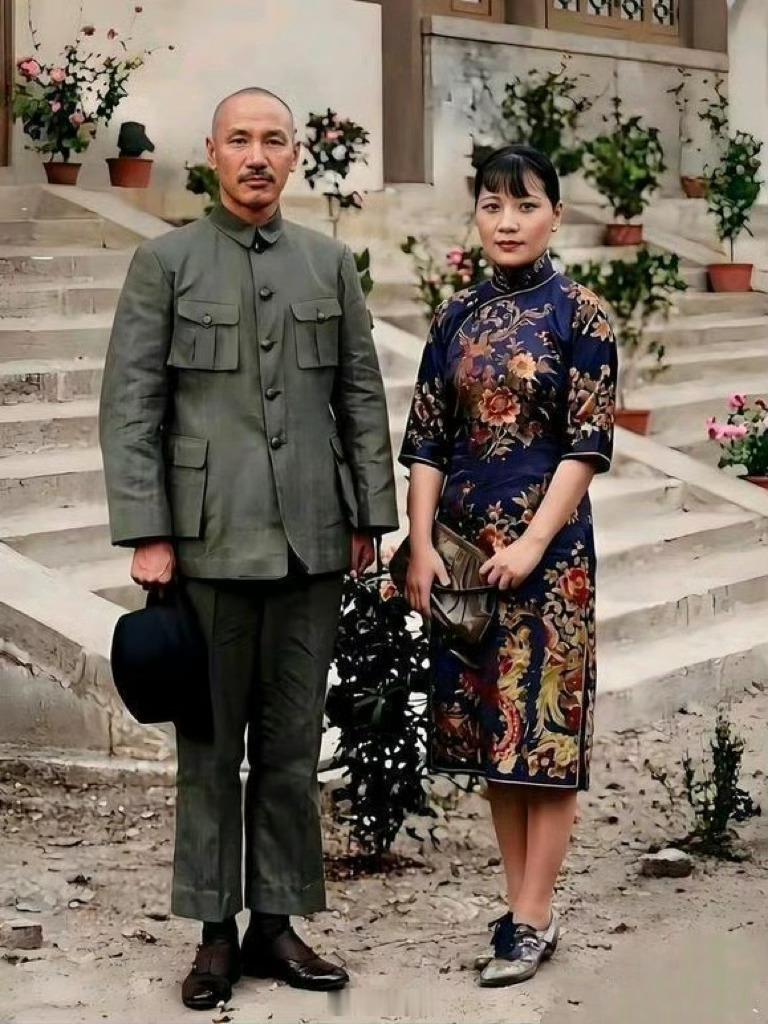 1934年，47岁的蒋中正与37岁的宋美龄在南京的罕见合影，真实样貌！ ​​​