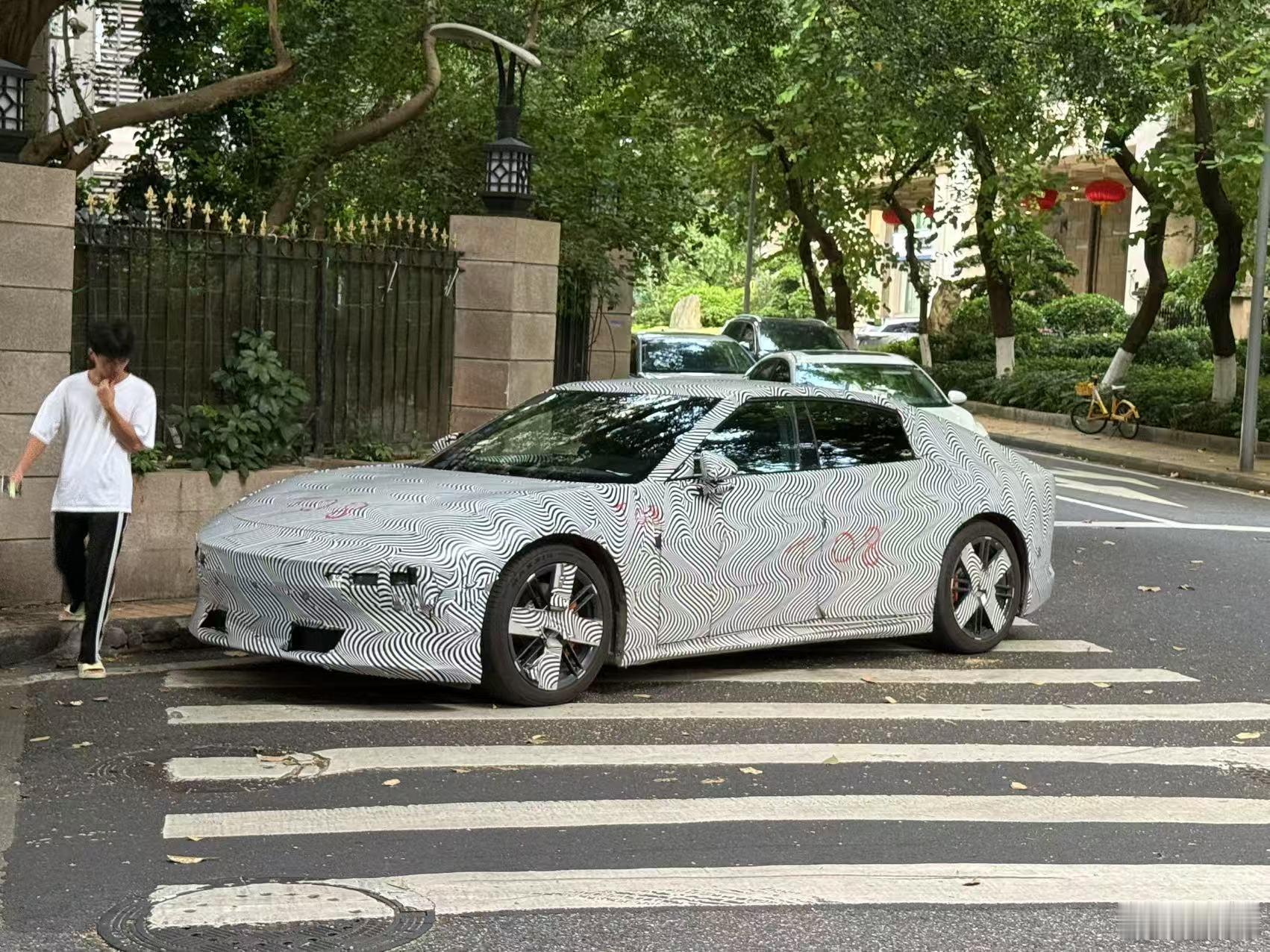 都不避人了，前几天去小鹏，园区里一堆一堆。大家如何评价这张脸？大v聊车新能源大牛
