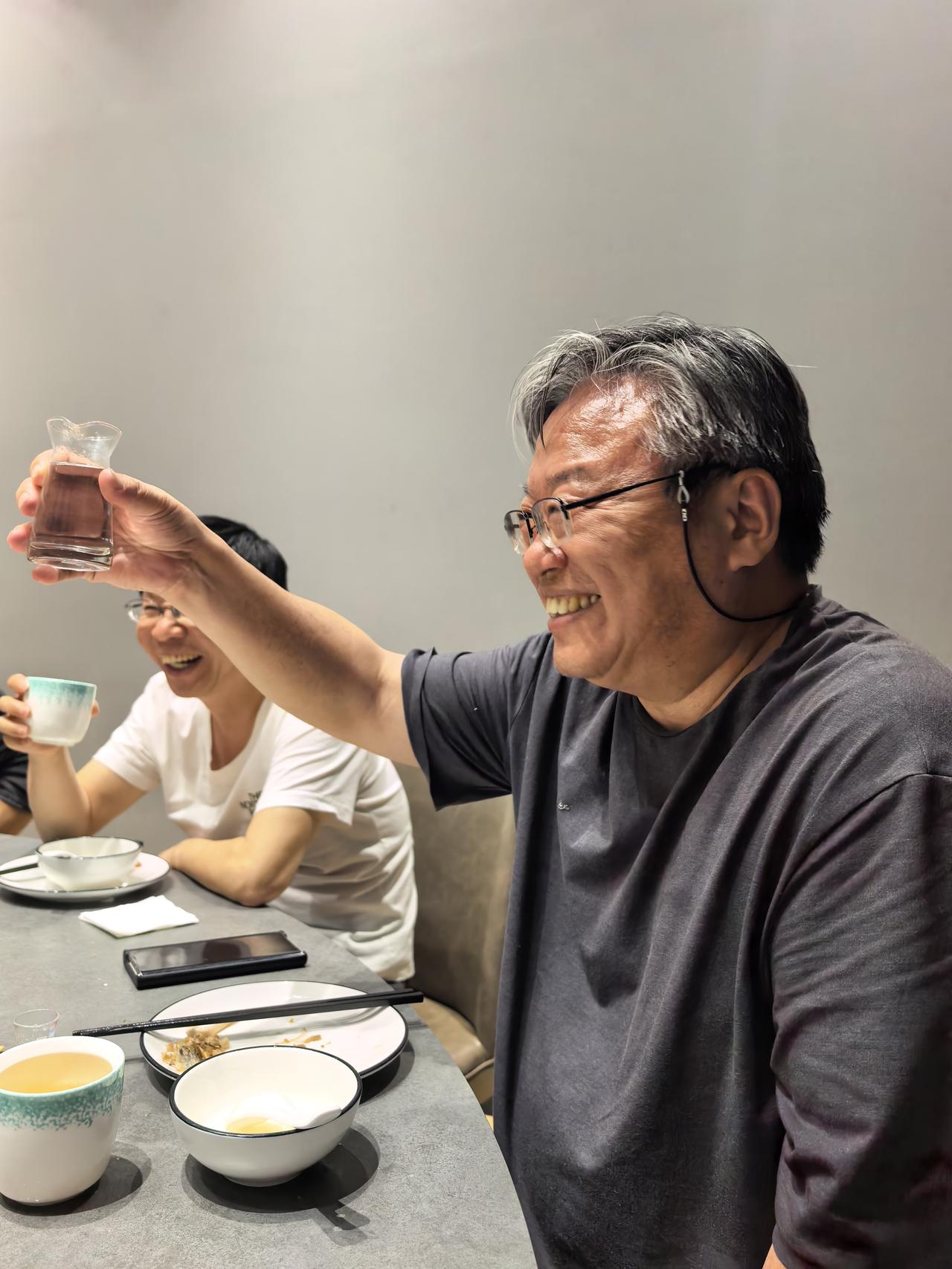 乱梦。梦见自己酒席中大言炎炎：“世上什么东西最下酒？不是花生米茴香豆臭苋菜梗，也