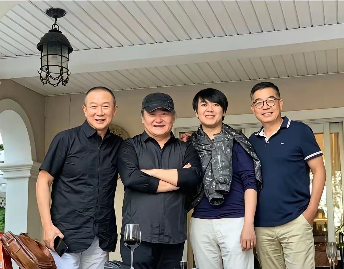 中间这两位我认识，分别是刘欢、郎朗，还有两位分别是谁？
一个比一个帅气，一个比一
