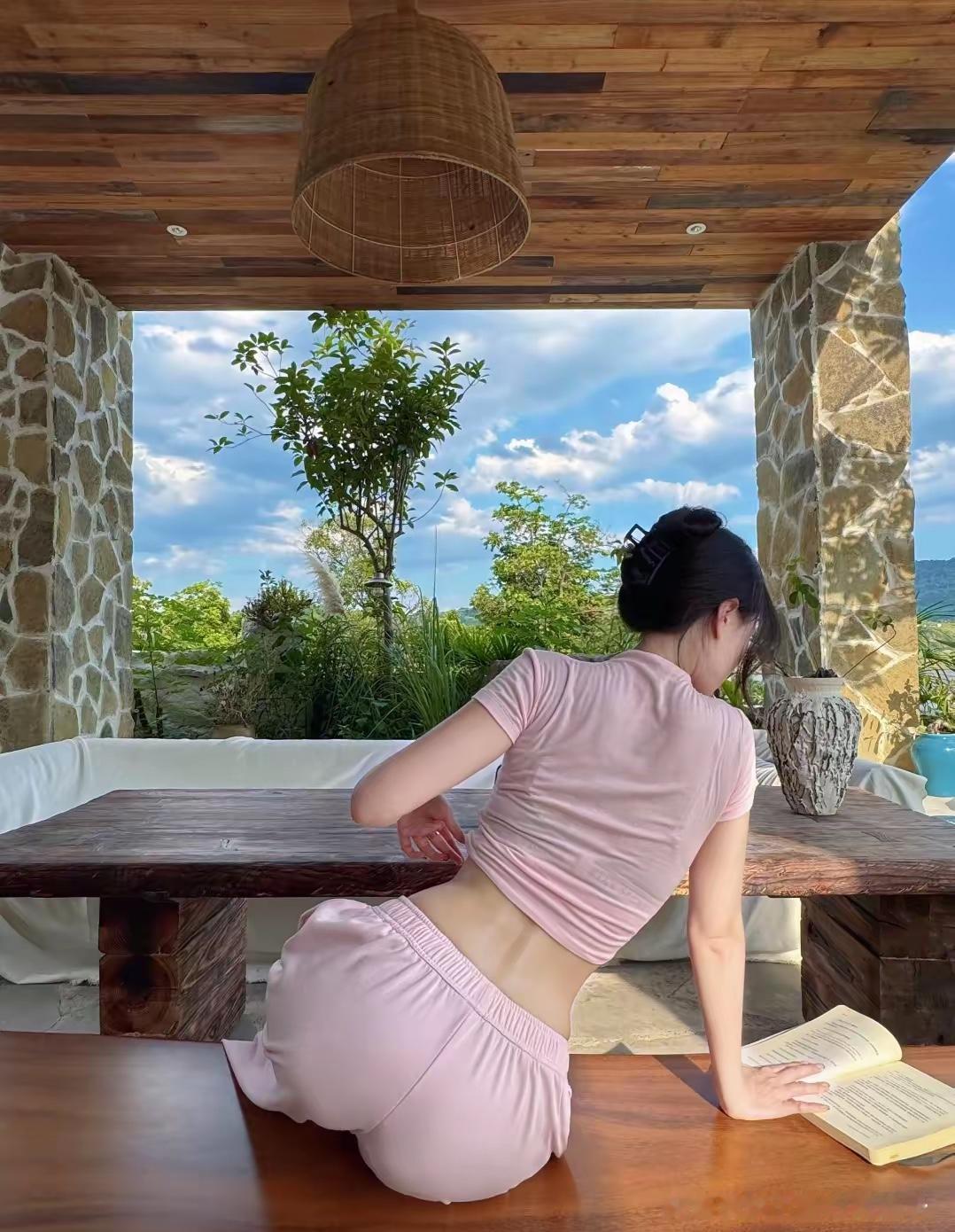 赚钱的正确方式应该是：创建一个小型工作室，有2-3名成员，年收入可达上百万，我觉