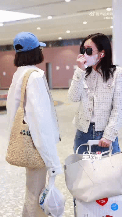 #秦海璐到底听到了什么# 秦海璐秦岚演我和姐妹聊八卦，两个人关系好好呀 ​​​