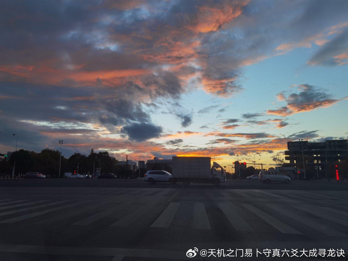 正统传承，实战为本。天机之门李道长团队深耕古法易学多年，依托昆明实体道馆，摒弃虚