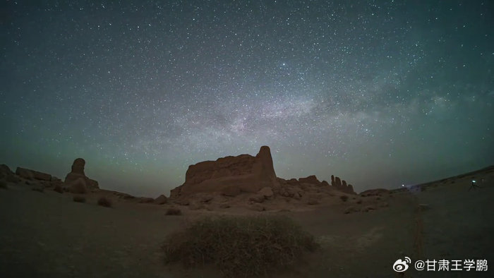 总要来甘肃看一次戈壁星空吧来甘肃戈壁，赴一场跨越千年的星空盛宴。残旧古烽燧静静伫