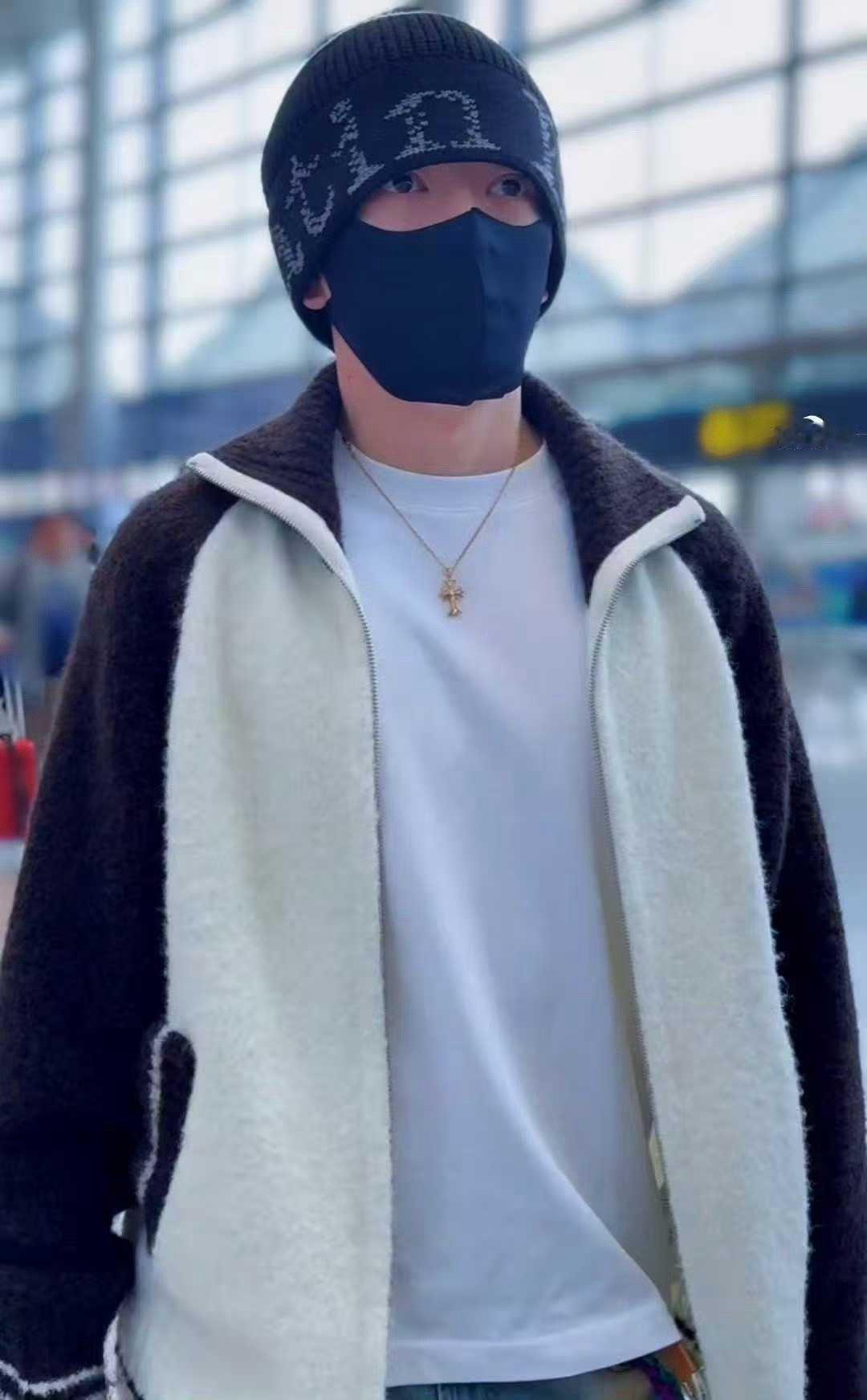 王栎鑫跟着苏醒回西安了 偶遇热潮刷屏网络！苏醒携王栎鑫品味西安烟火，兄弟同框笑容