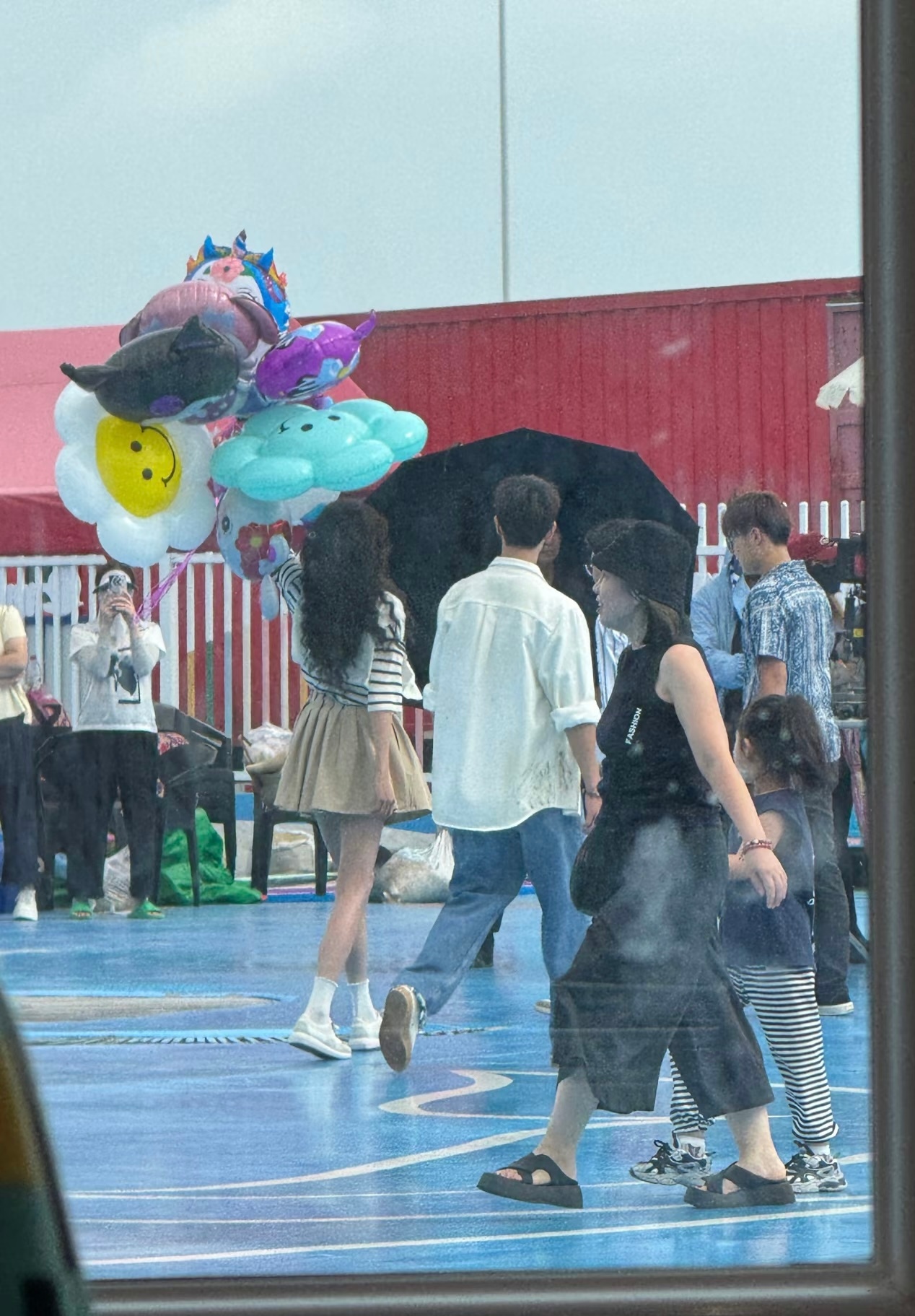 关晓彤李昀锐耀眼游乐场路透关晓彤李昀锐游乐场约会路透 两位游乐园玩的开心呀～ ​