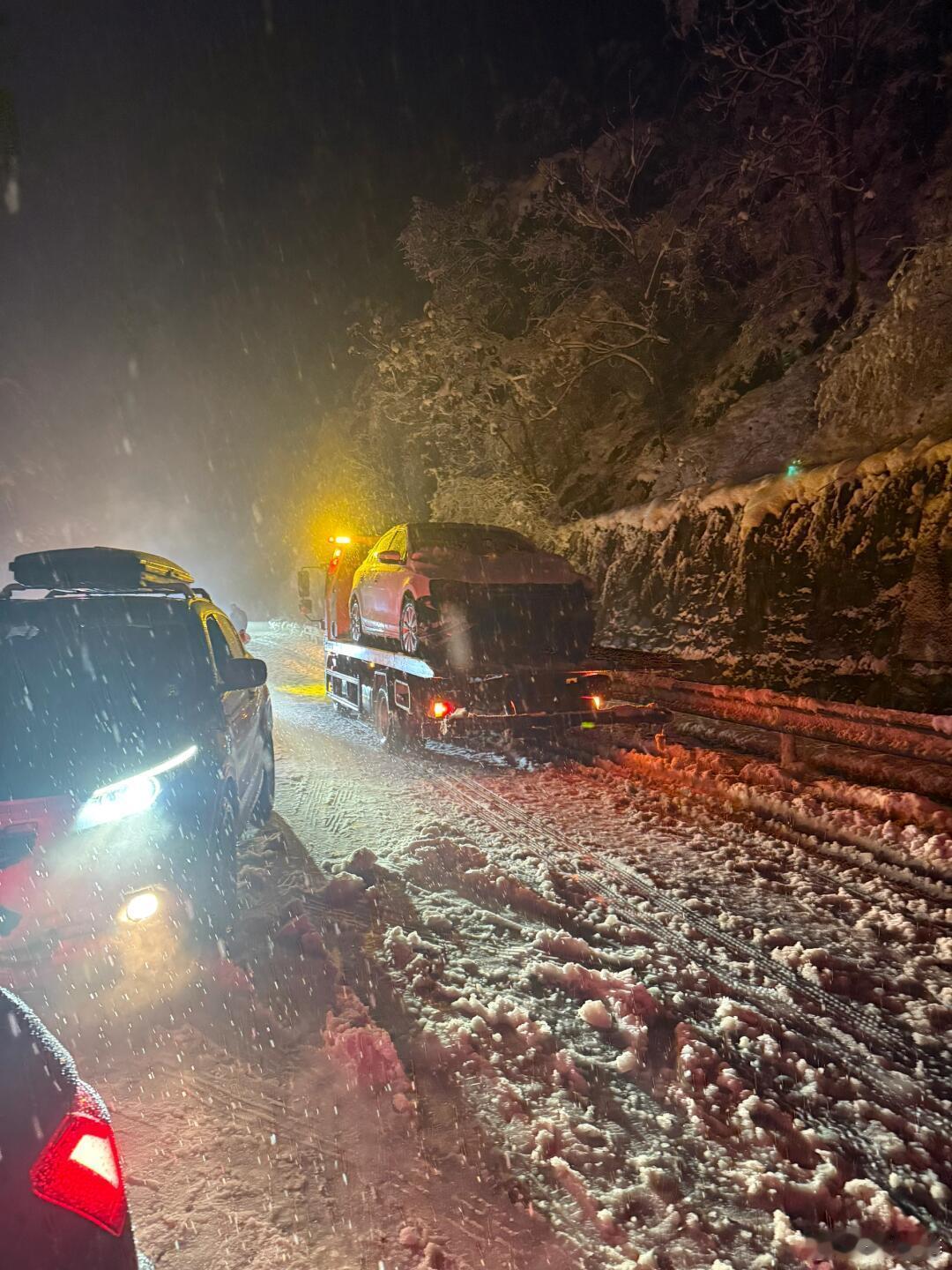 郑州出现大暴雪 看了某书上大家发的图，没想到下了这么大的雪，有些高速封路，路上很