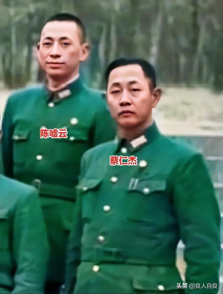 常德会战之后，黄埔嫡系两位副师长的一张罕见合影，一张是在常德保卫战当中担任余程万