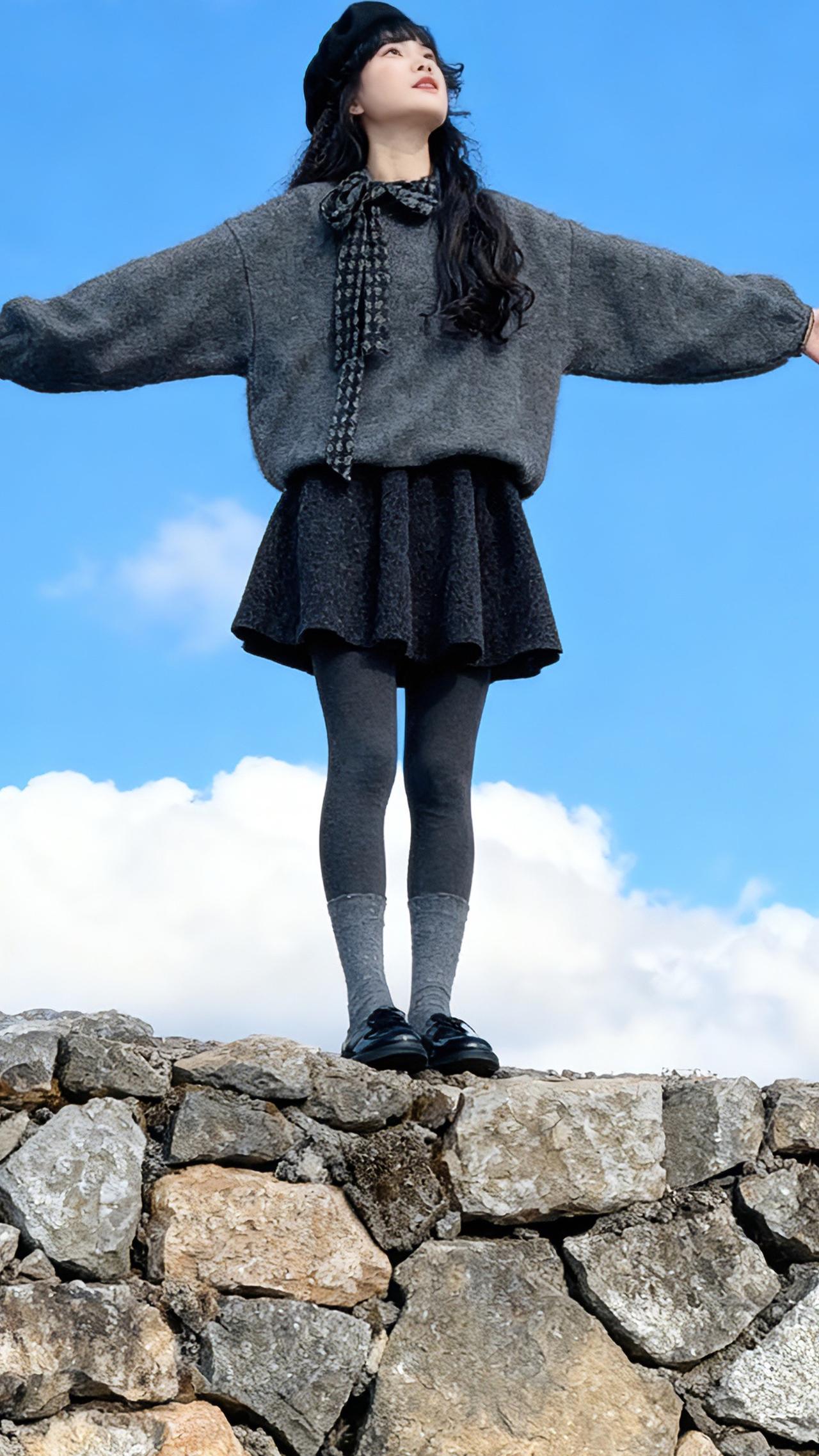 简约版型勾勒灵动身姿，柔和色调衬出亚裔女孩的温婉元气。
抬手触碰粉蒴果的瞬间，风