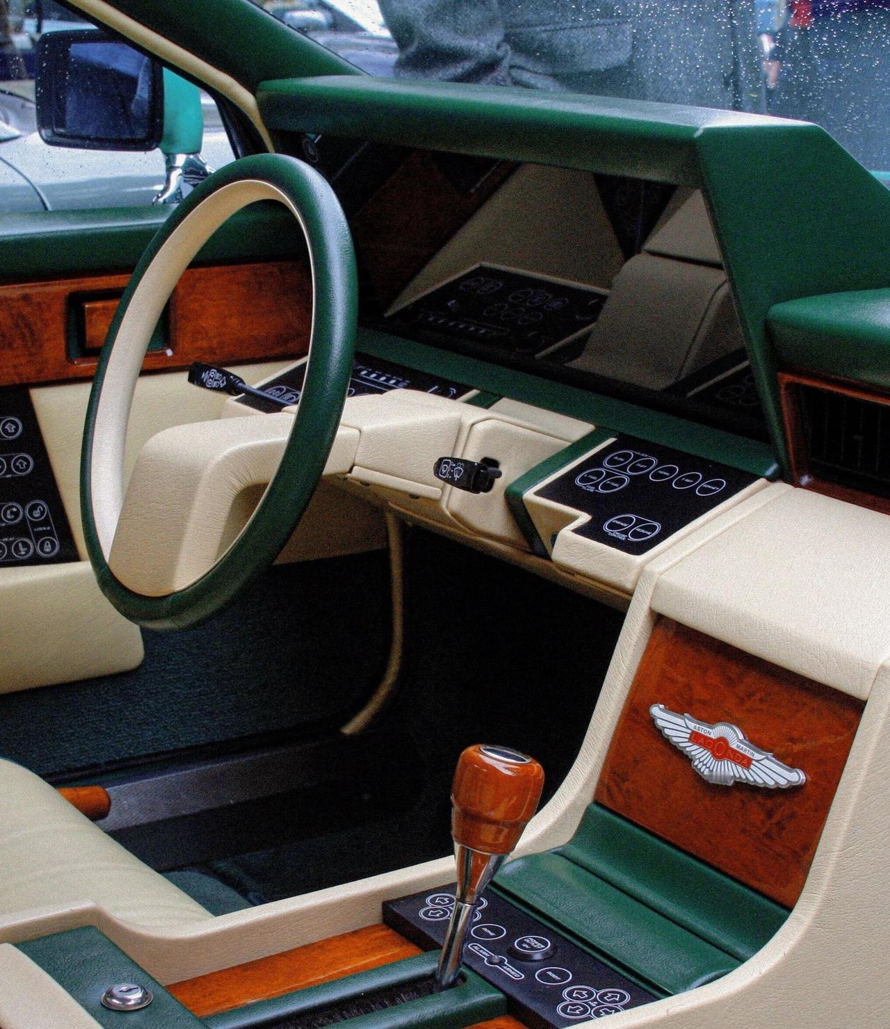 超前设计惊艳至今！1982款阿斯顿马丁Lagonda凭啥堪称时代先锋？1982年