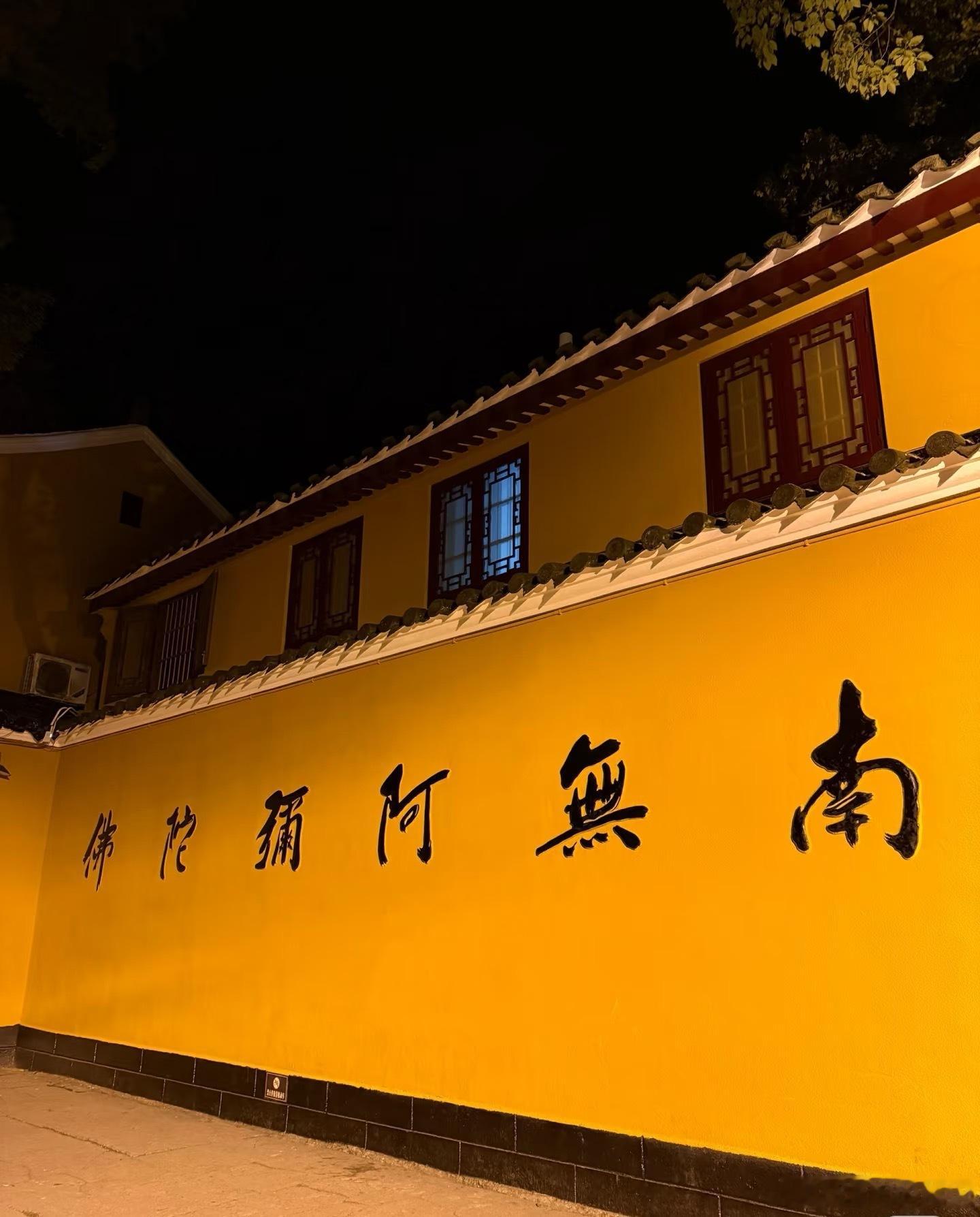 震荡行情很难有赚米效应，日内追涨容易关灯吃面，低位的建议轻仓博弈反弹，高位的科技