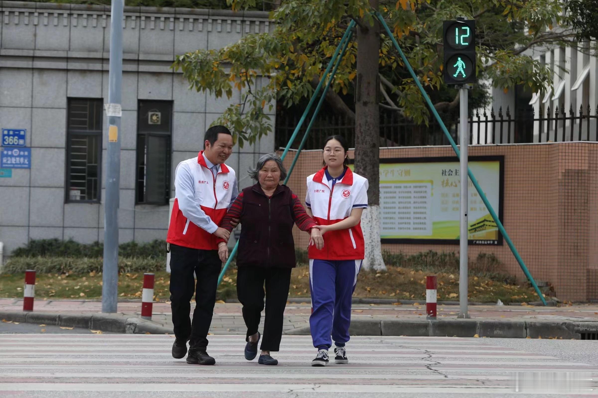 看见公益 是看见一位老奶奶把攒了一辈子的鸡蛋，挨个塞进每个孩子的书包里。那一刻，