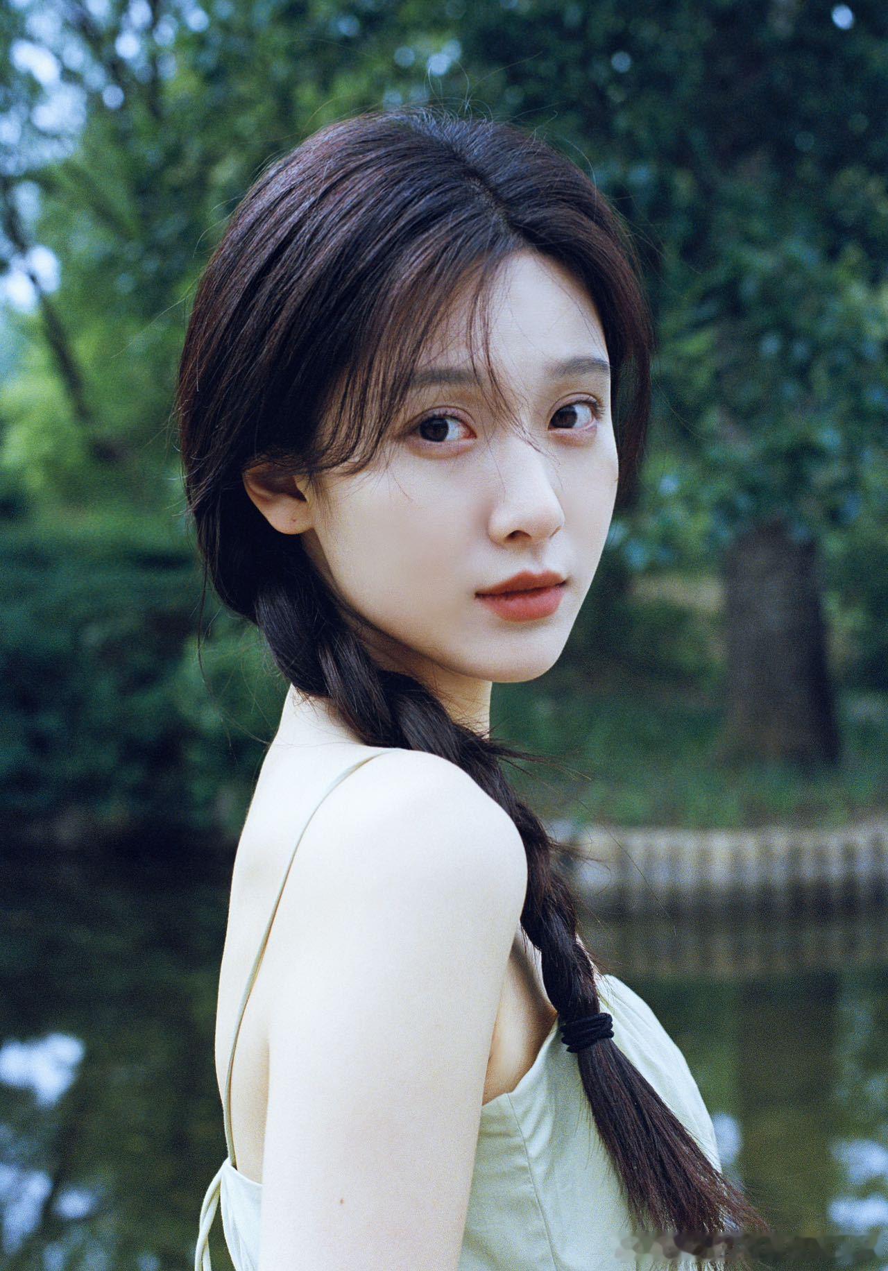 #王子璇素颜的杀伤力##王子璇素颜写真状态# 王子璇的素颜写真，充满了故事和魅力