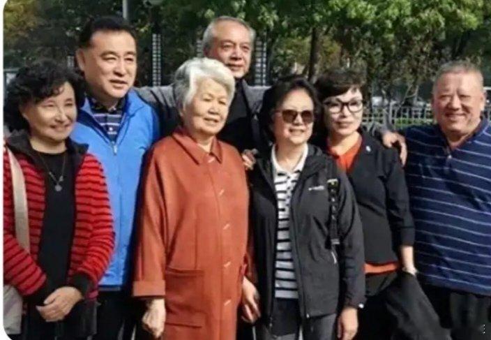 发一张央视老主持人合影近照！看谁认识的多？ 大连